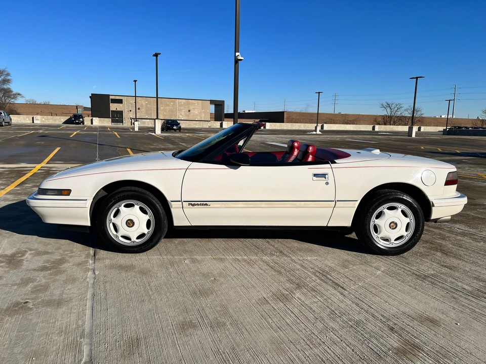 1991 Buick Reatta - Image 11 of 31