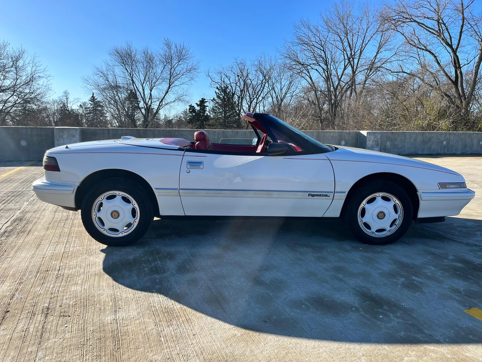 1991 Buick Reatta - Image 25 of 31