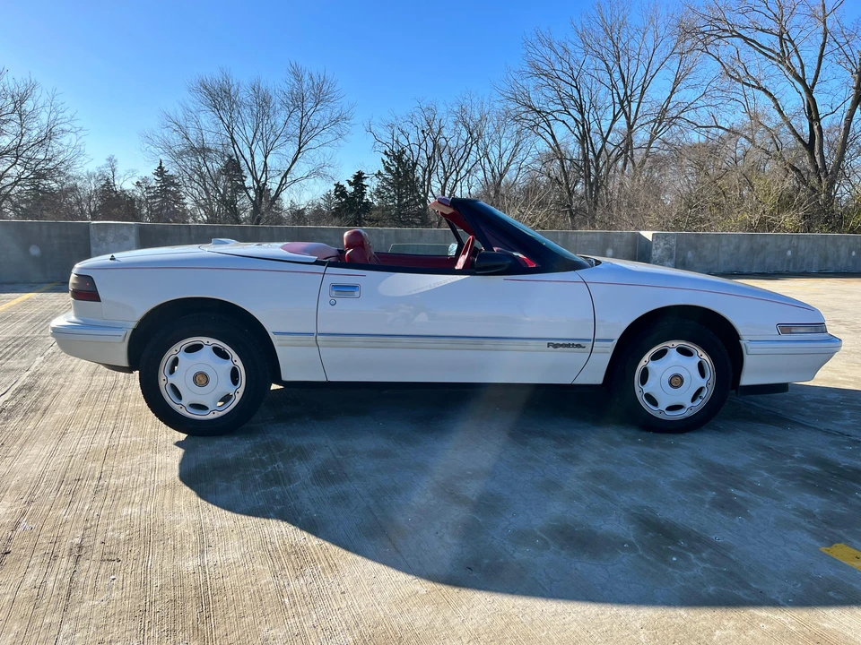 1991 Buick Reatta - Image 26 of 31