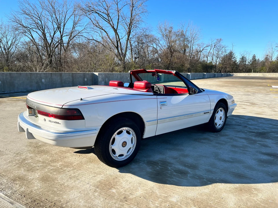 1991 Buick Reatta - Image 21 of 31