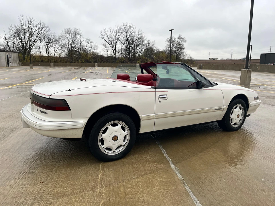 1991 Buick Reatta - Image 18 of 31