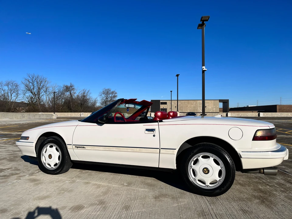1991 Buick Reatta - Image 12 of 31