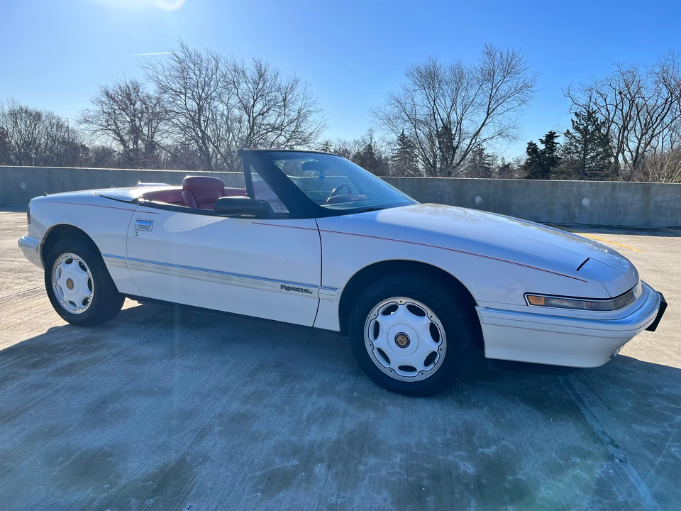 1991 Buick Reatta - Image 27 of 31
