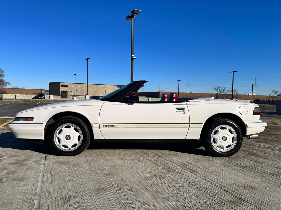 1991 Buick Reatta - Image 9 of 31