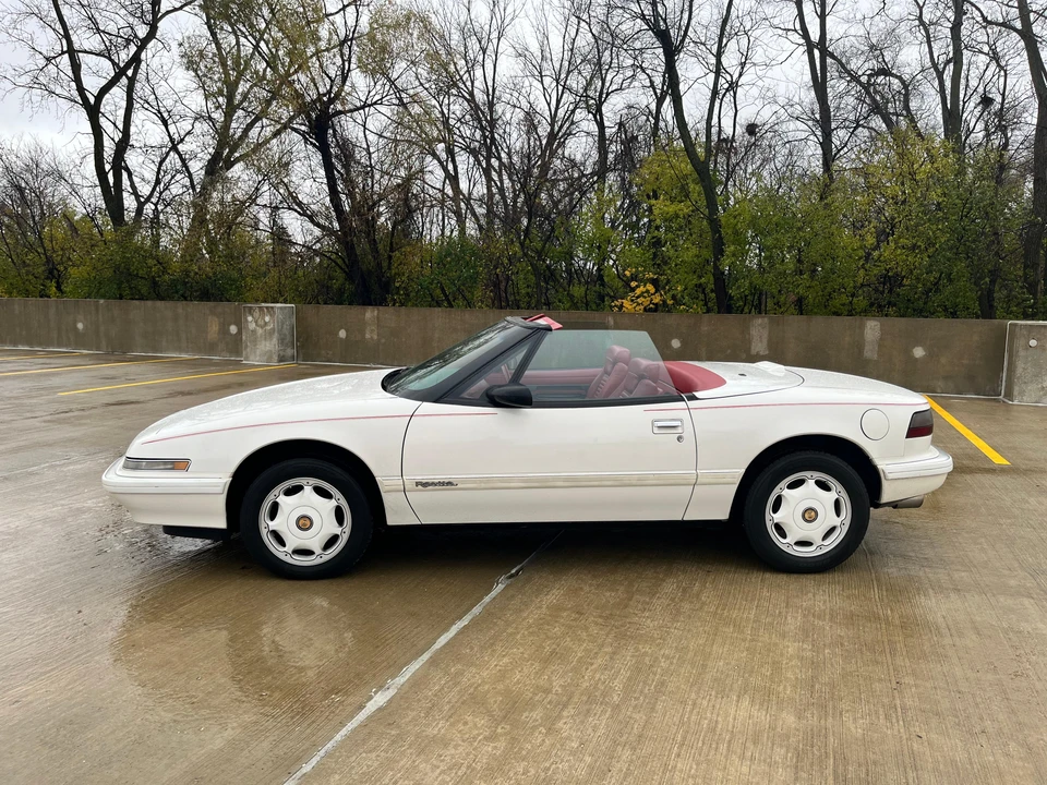 1991 Buick Reatta - Image 8 of 31