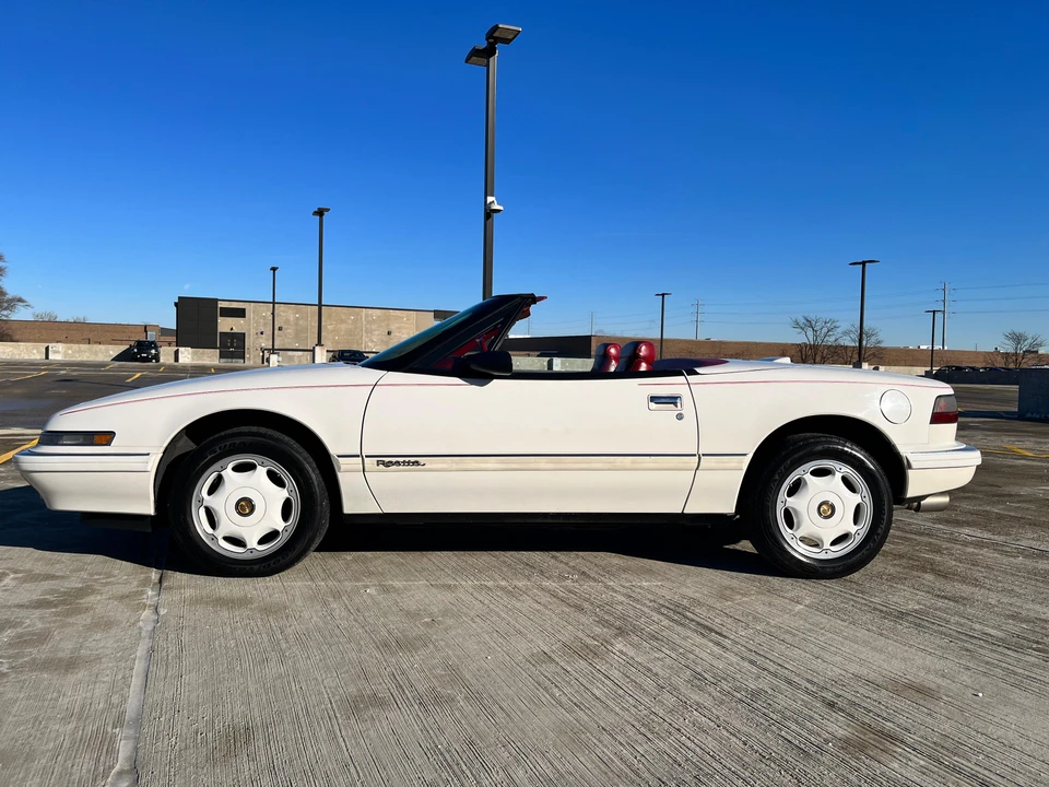 1991 Buick Reatta - Image 10 of 31