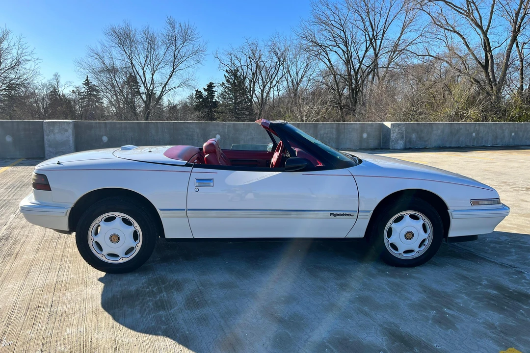 1991 Buick Reatta - Image 3 of 31
