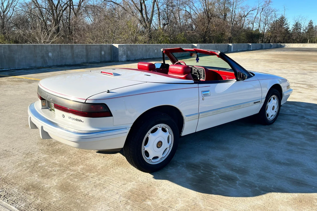 1991 Buick Reatta - Image 4 of 31