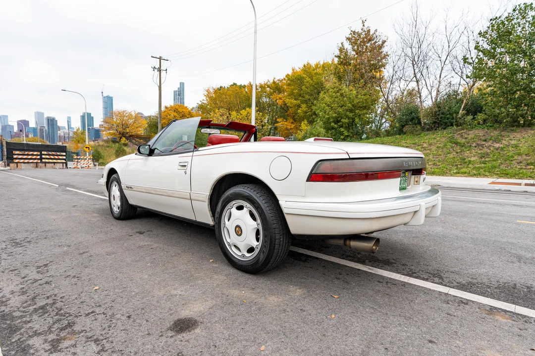 1991 Buick Reatta - Image 15 of 31
