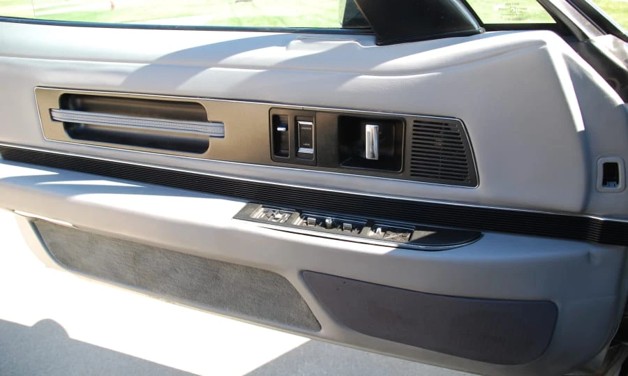 1991 Buick Reatta - Image 12 of 23