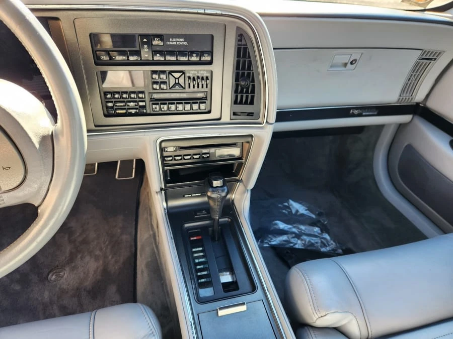 1991 Buick Reatta - Image 11 of 23