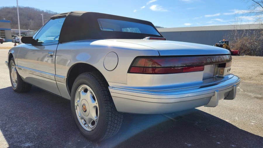 1991 Buick Reatta - Image 6 of 23
