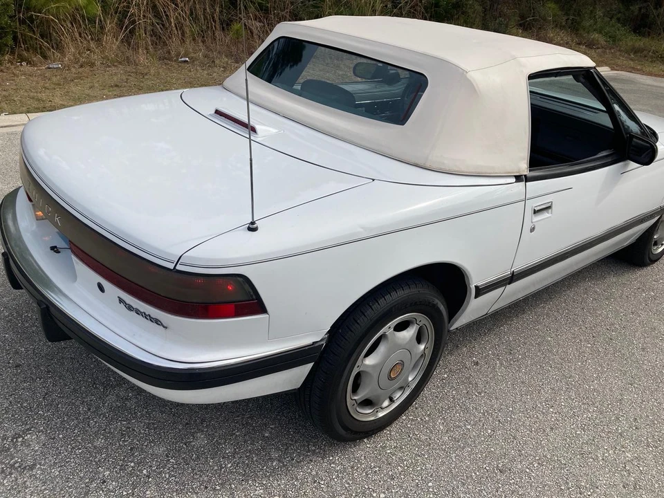 1991 Buick Reatta - Image 24 of 31