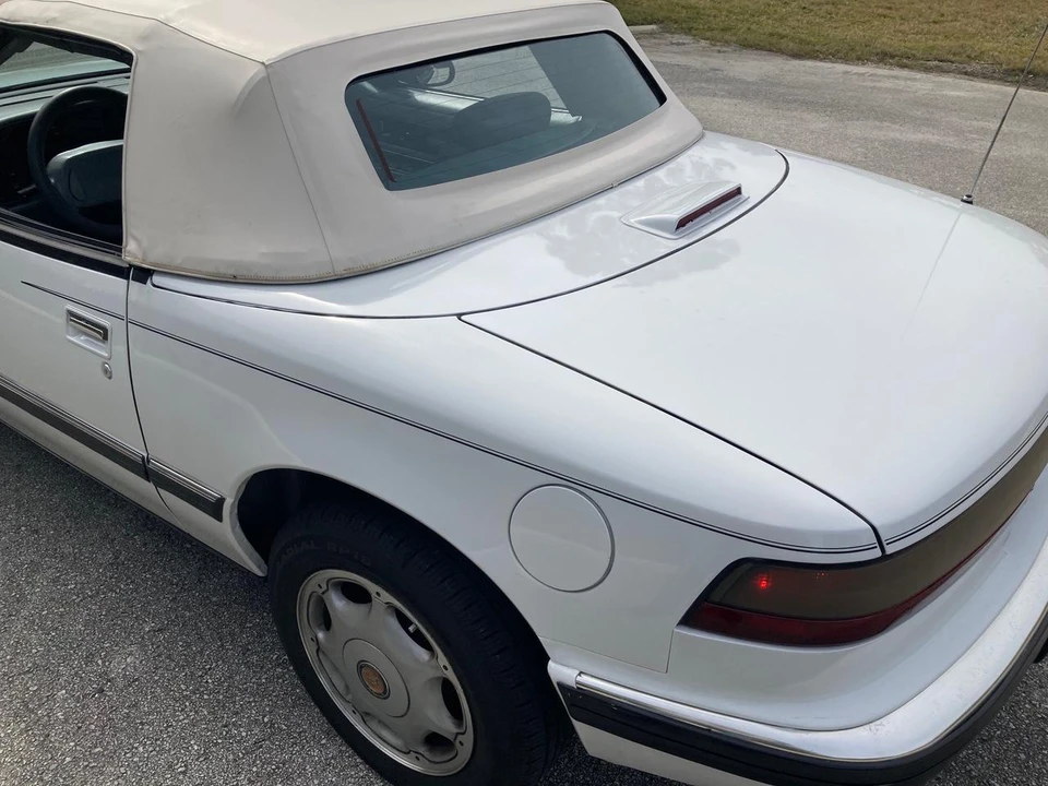 1991 Buick Reatta - Image 22 of 31
