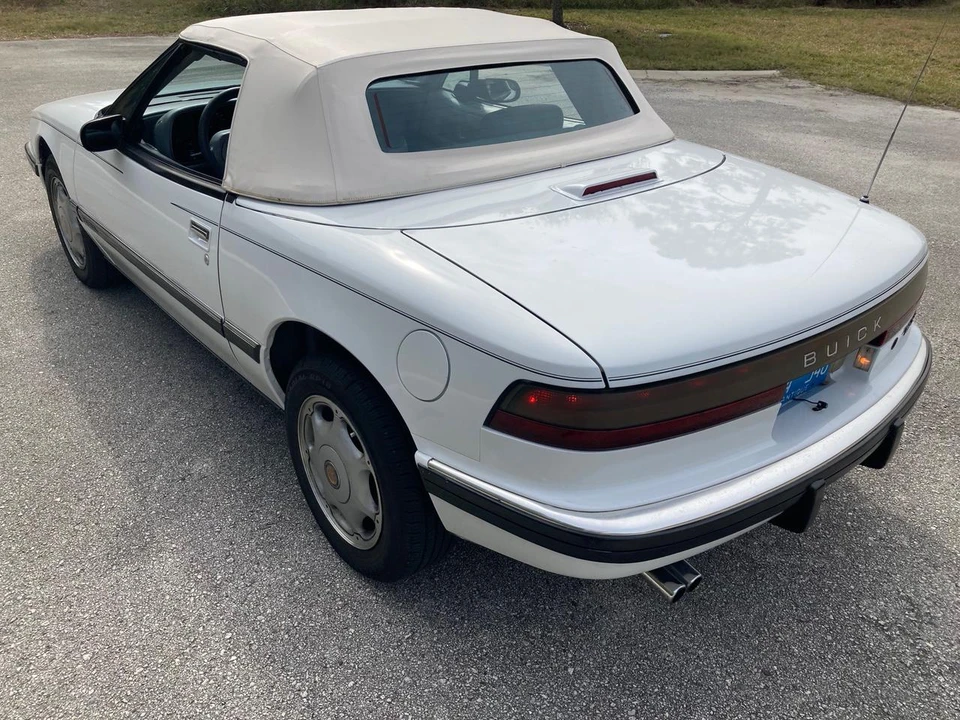 1991 Buick Reatta - Image 13 of 31