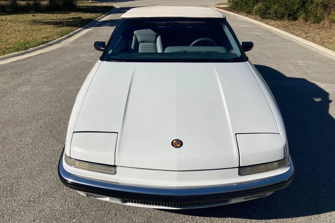 1991 Buick Reatta - Image 2 of 31