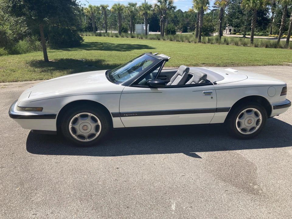 1991 Buick Reatta - Image 10 of 31