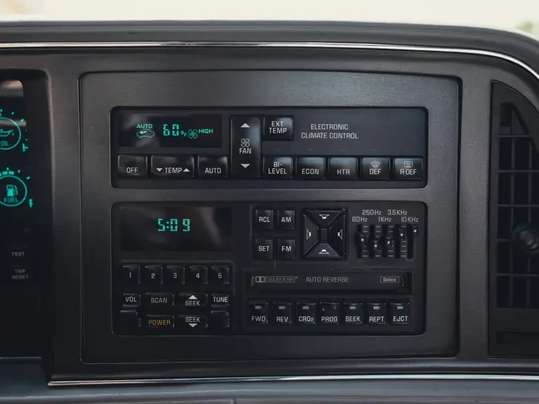 1991 Buick Reatta - Image 17 of 31