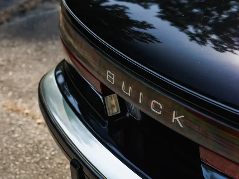 1991 Buick Reatta - Image 25 of 31