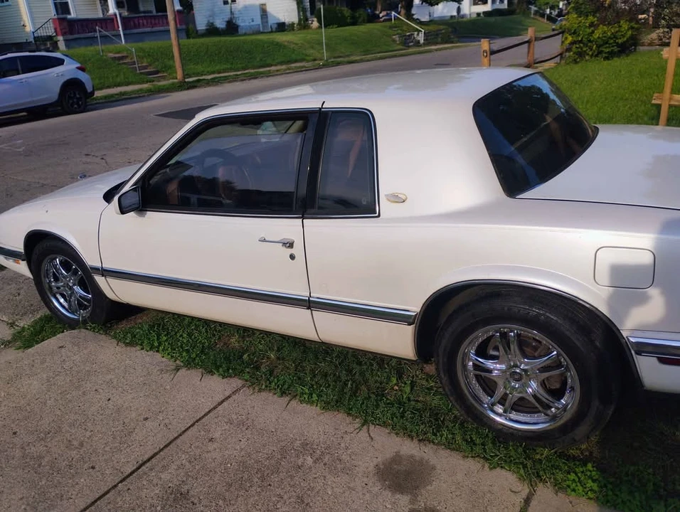 1991 Buick Riviera 4th-7th Gen - Image 2 of 6