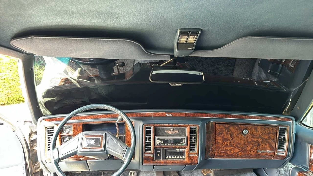1991 Cadillac Brougham - Image 5 of 8