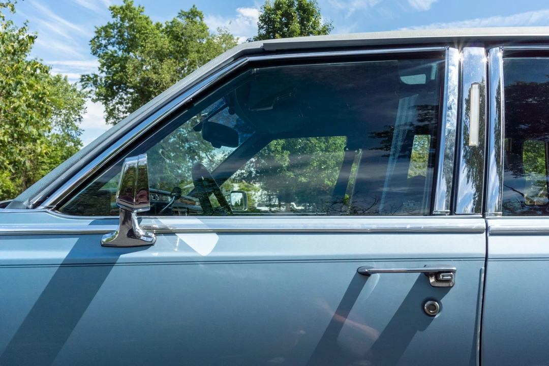 1991 Cadillac Brougham - Image 25 of 31