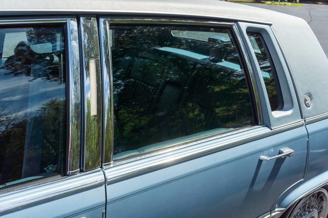 1991 Cadillac Brougham - Image 26 of 31