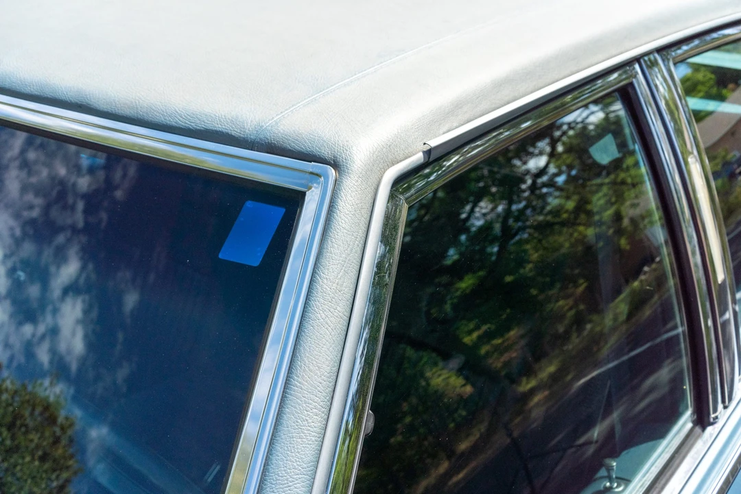 1991 Cadillac Brougham - Image 24 of 31