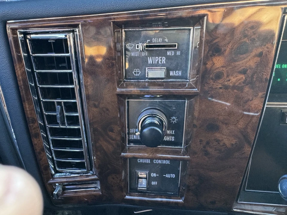 1991 Cadillac Brougham - Image 18 of 21