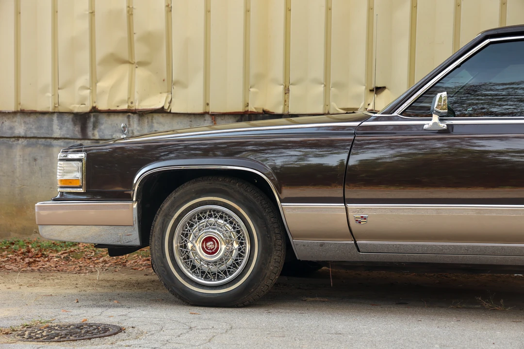 1991 Cadillac Brougham - Image 22 of 31
