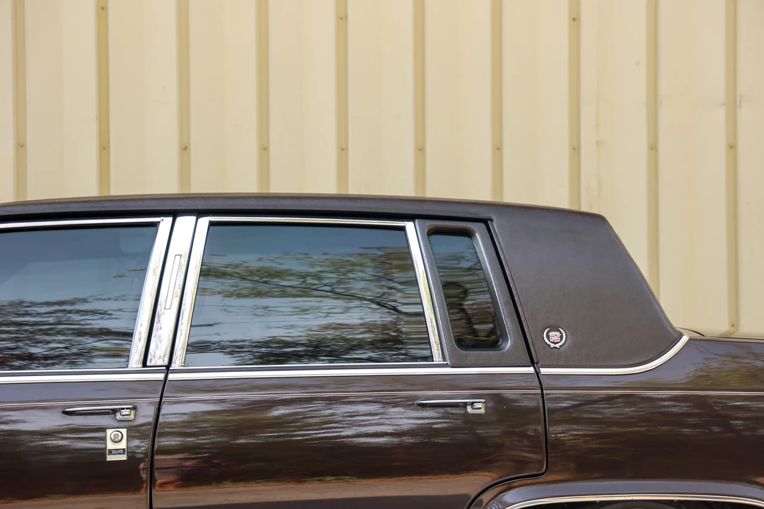1991 Cadillac Brougham - Image 24 of 31