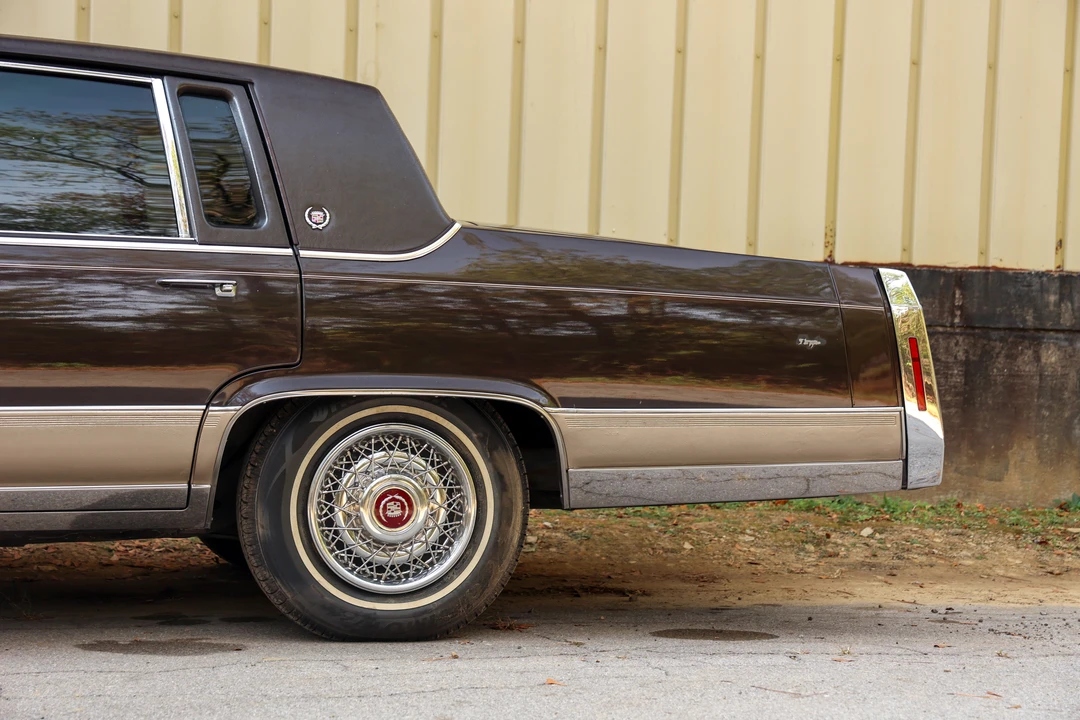 1991 Cadillac Brougham - Image 23 of 31
