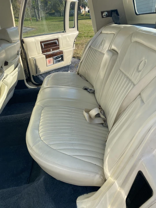 1991 Cadillac Brougham - Image 24 of 31