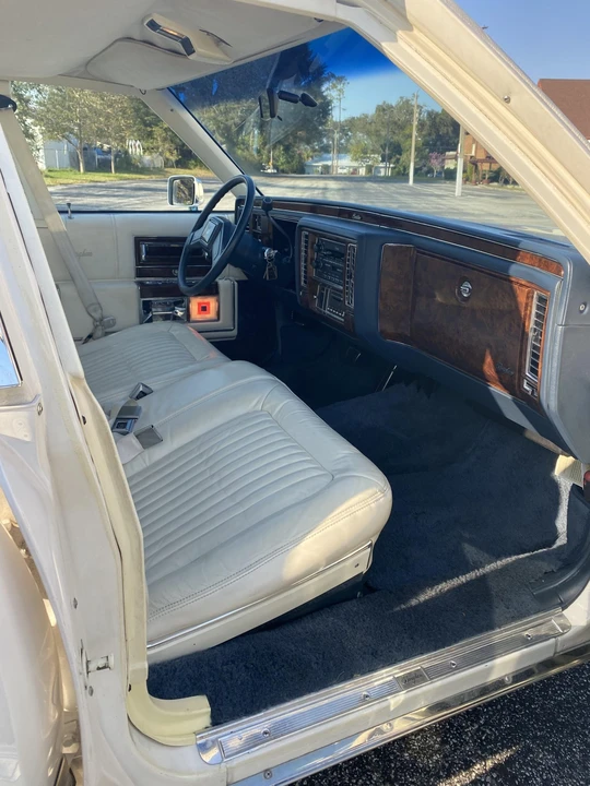 1991 Cadillac Brougham - Image 21 of 31