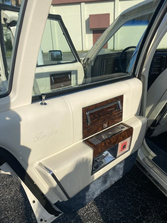 1991 Cadillac Brougham - Image 29 of 31