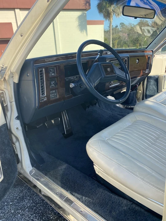 1991 Cadillac Brougham - Image 19 of 31