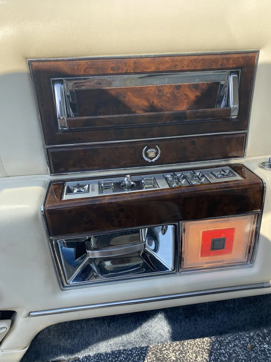 1991 Cadillac Brougham - Image 28 of 31