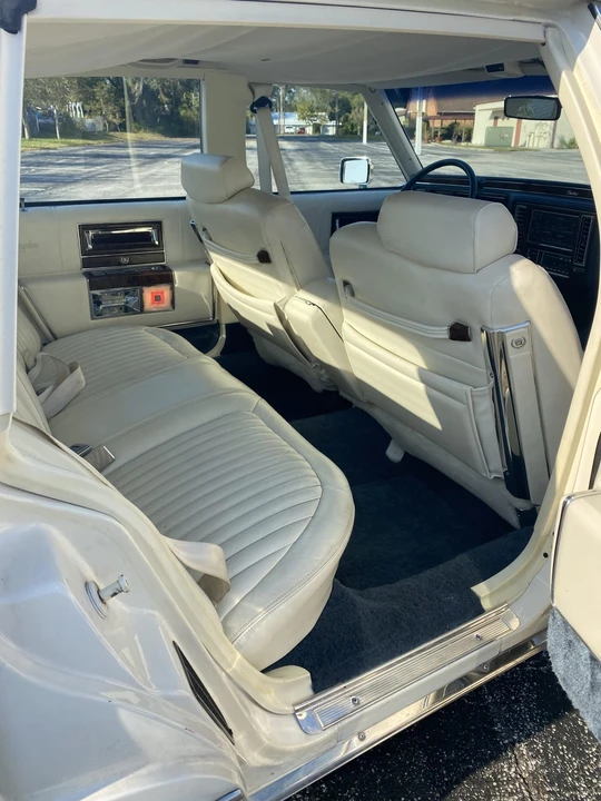 1991 Cadillac Brougham - Image 26 of 31