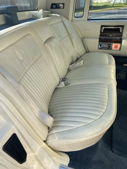 1991 Cadillac Brougham - Image 25 of 31