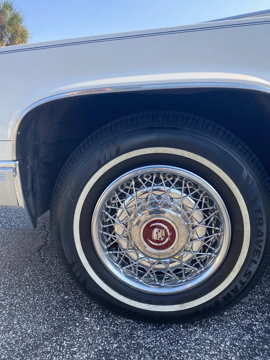 1991 Cadillac Brougham - Image 17 of 31