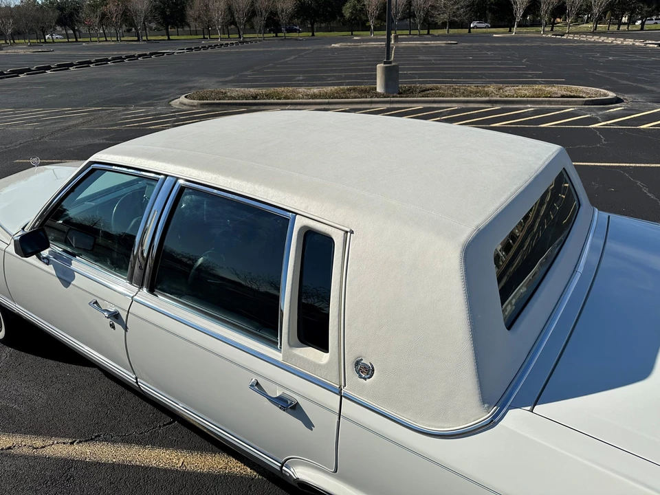 1991 Cadillac Brougham - Image 25 of 31