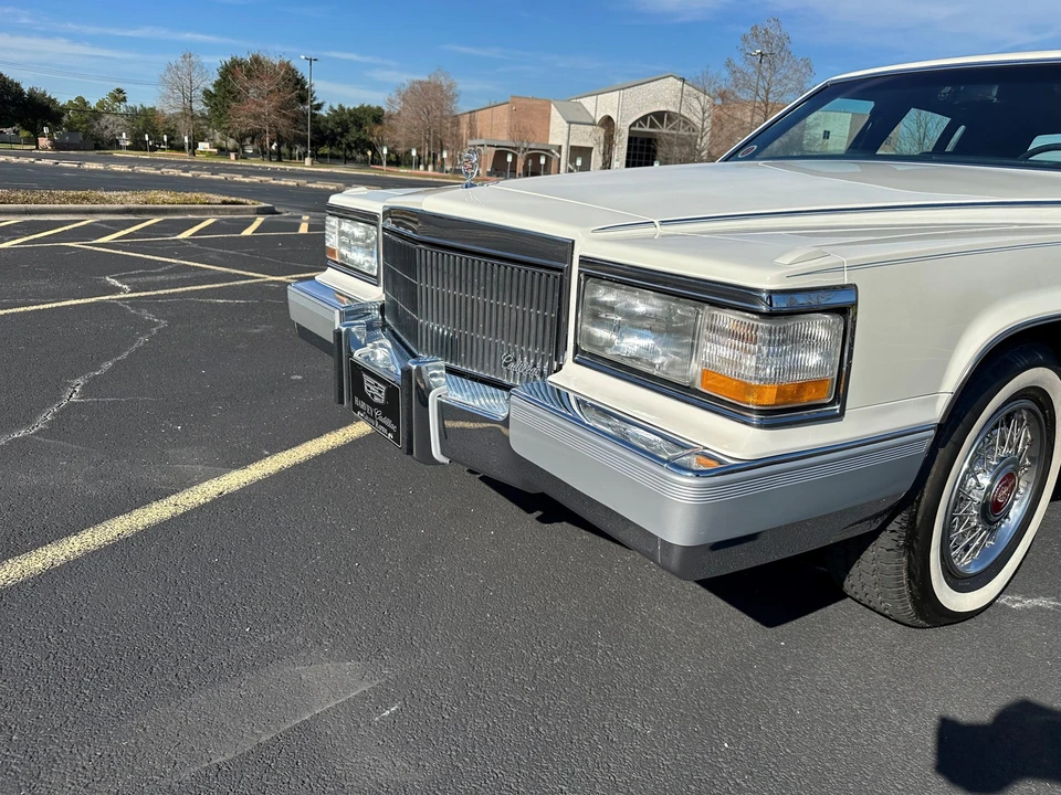 1991 Cadillac Brougham - Image 17 of 31
