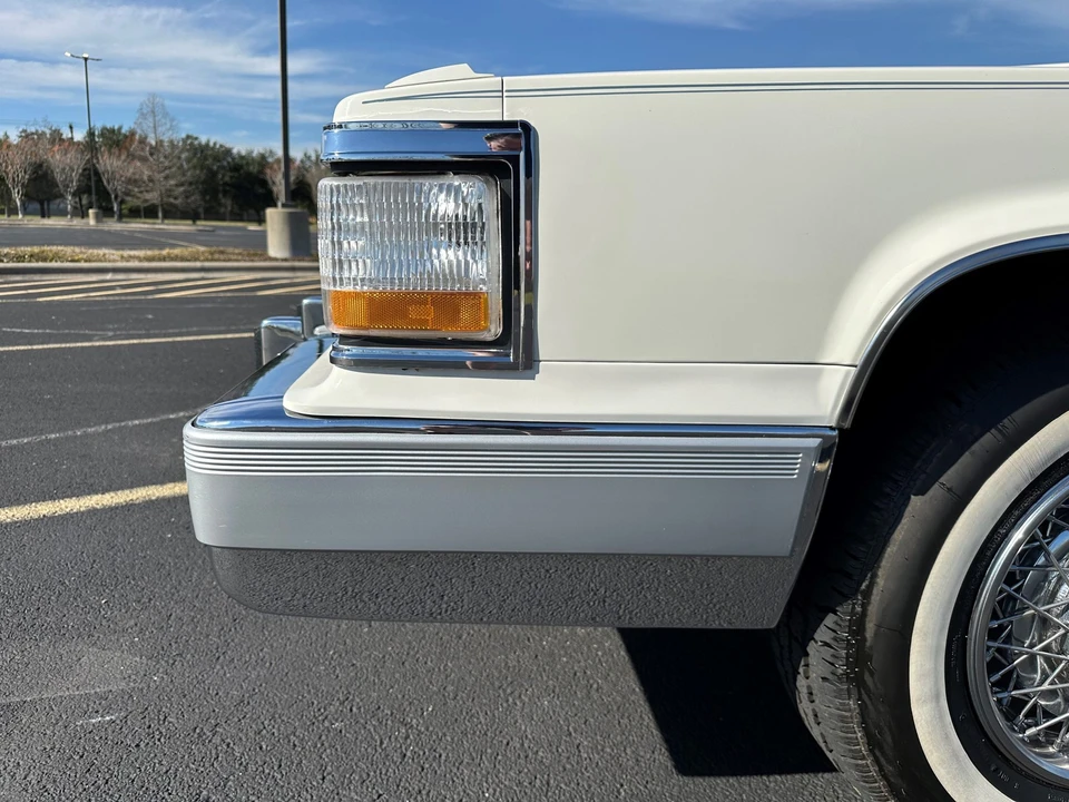 1991 Cadillac Brougham - Image 19 of 31