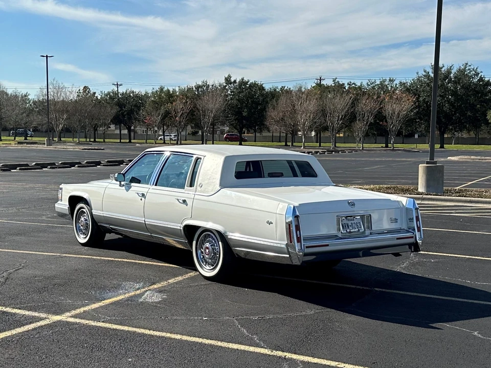 1991 Cadillac Brougham - Image 9 of 31