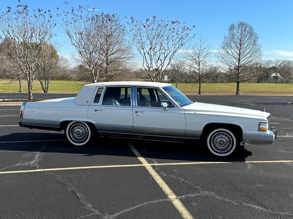 1991 Cadillac Brougham - Image 13 of 31