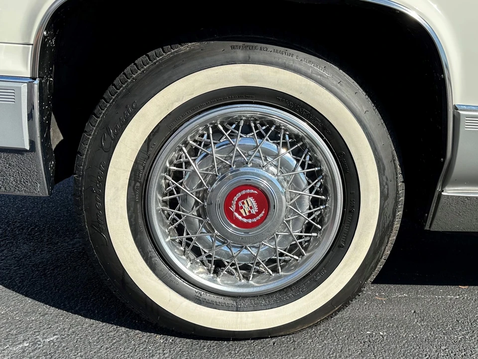 1991 Cadillac Brougham - Image 28 of 31