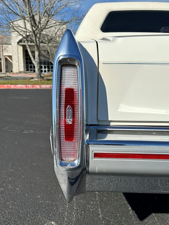 1991 Cadillac Brougham - Image 21 of 31