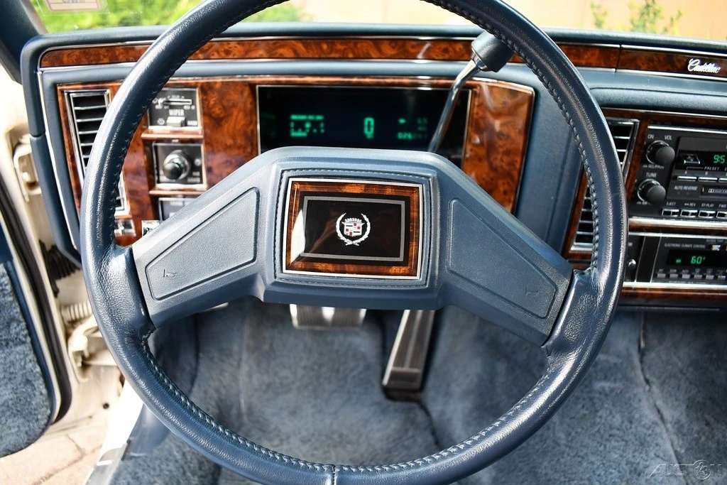1991 Cadillac Brougham - Image 16 of 24