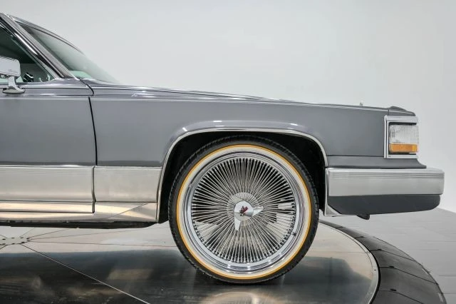 1991 Cadillac Brougham - Image 25 of 31