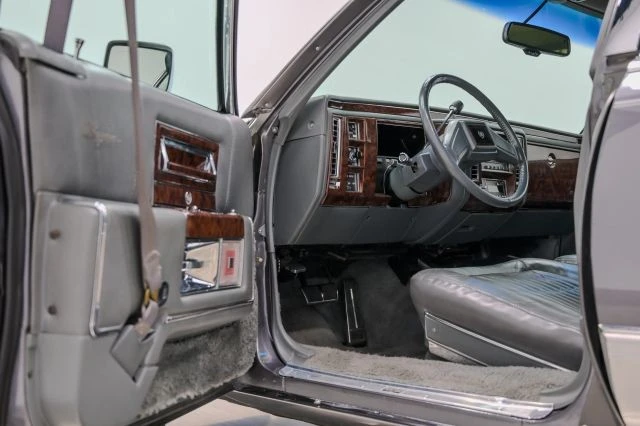 1991 Cadillac Brougham - Image 26 of 31